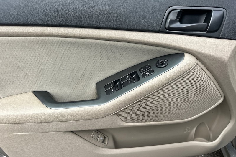 Kia Optima Vehicle Full-screen Gallery Image 11