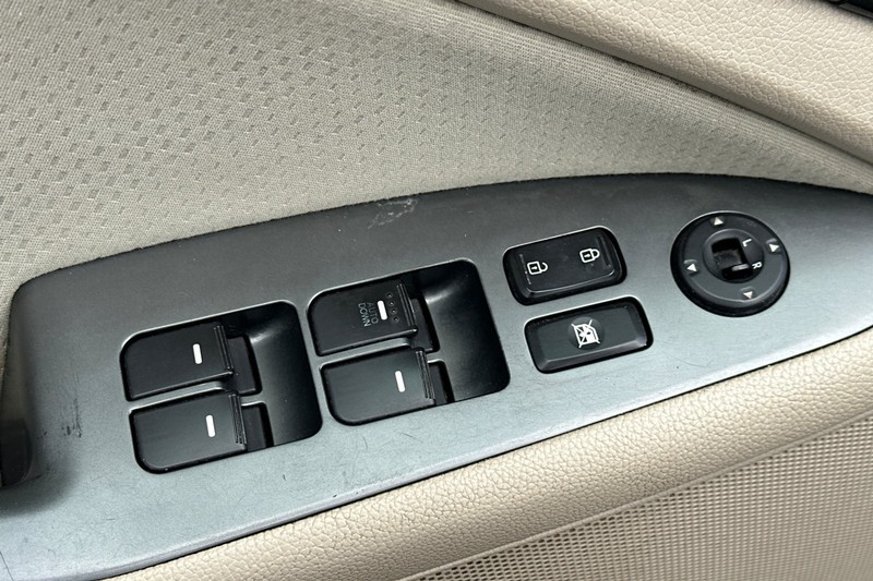 Kia Optima Vehicle Full-screen Gallery Image 12