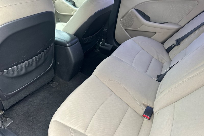 Kia Optima Vehicle Full-screen Gallery Image 14