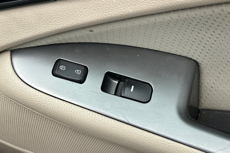 Kia Optima Vehicle Full-screen Gallery Image 21