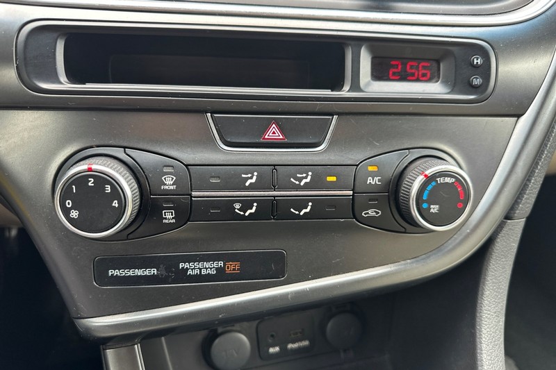 Kia Optima Vehicle Full-screen Gallery Image 25