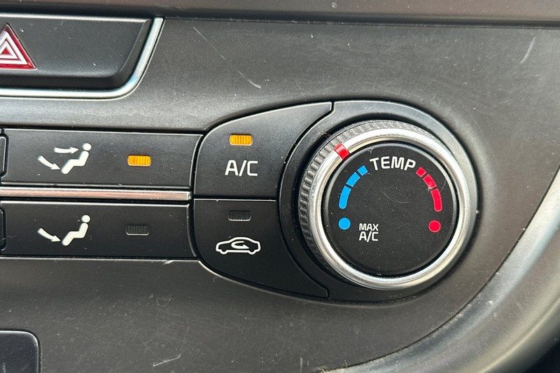 Kia Optima Vehicle Full-screen Gallery Image 27