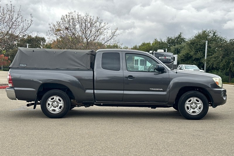 Toyota Tacoma Vehicle Full-screen Gallery Image 03