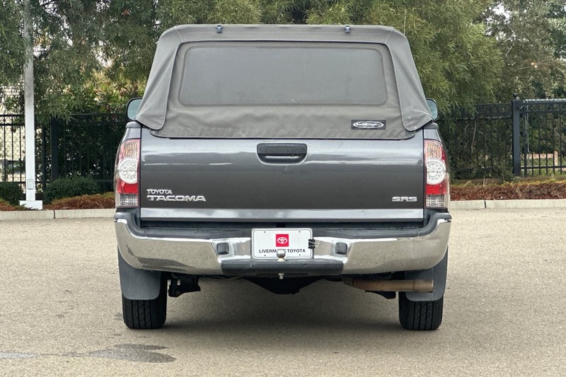 Toyota Tacoma Vehicle Full-screen Gallery Image 05