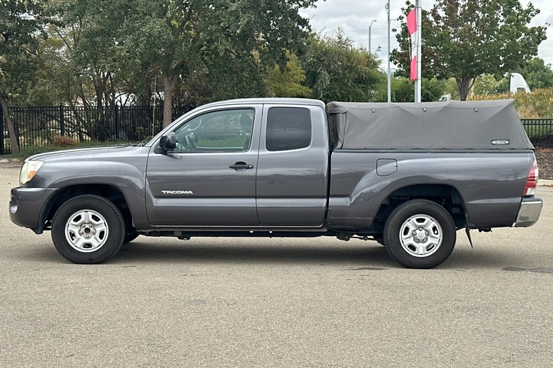 Toyota Tacoma Vehicle Full-screen Gallery Image 07