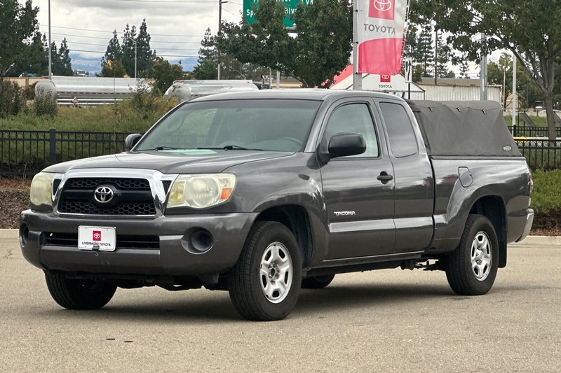 Toyota Tacoma Vehicle Full-screen Gallery Image 08
