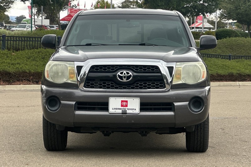 Toyota Tacoma Vehicle Full-screen Gallery Image 09