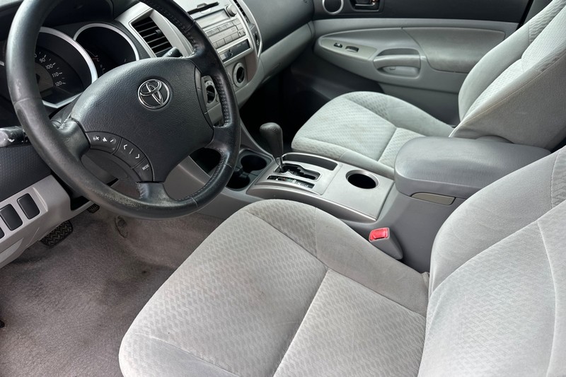 Toyota Tacoma Vehicle Full-screen Gallery Image 10