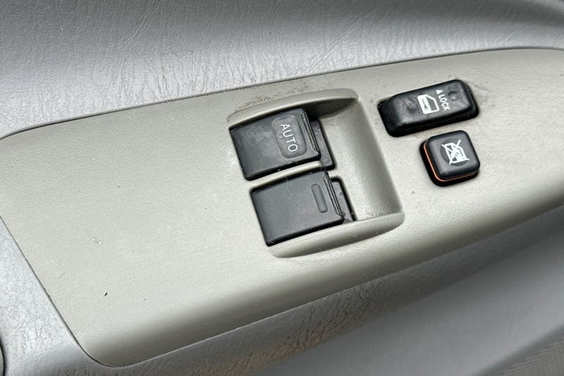 Toyota Tacoma Vehicle Full-screen Gallery Image 12