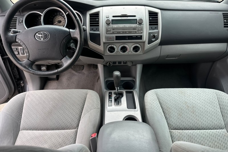 Toyota Tacoma Vehicle Full-screen Gallery Image 15