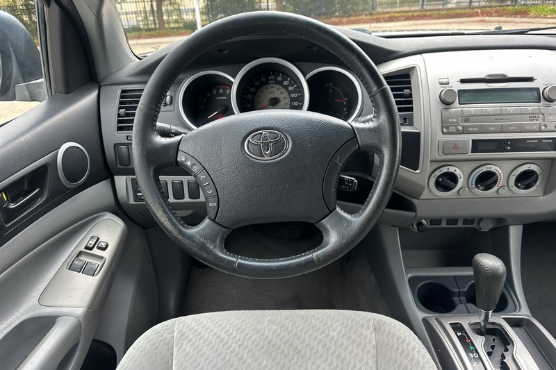 Toyota Tacoma Vehicle Full-screen Gallery Image 16