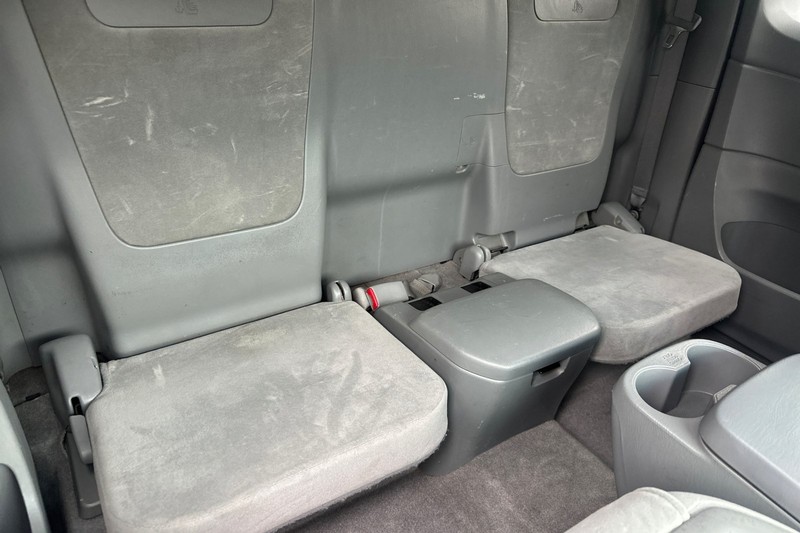 Toyota Tacoma Vehicle Full-screen Gallery Image 17