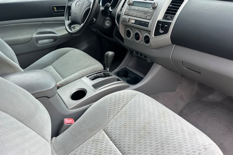 Toyota Tacoma Vehicle Full-screen Gallery Image 18