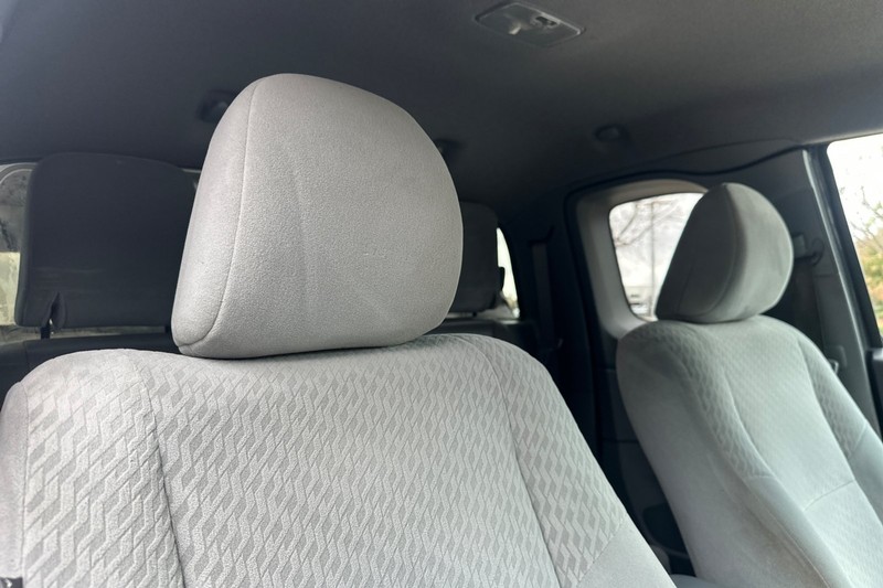 Toyota Tacoma Vehicle Full-screen Gallery Image 19
