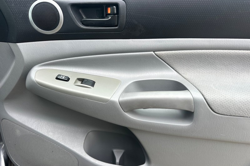 Toyota Tacoma Vehicle Full-screen Gallery Image 20