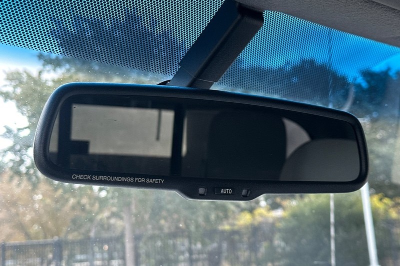 Toyota Tacoma Vehicle Full-screen Gallery Image 24