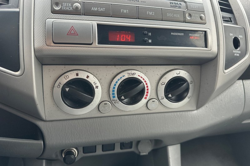 Toyota Tacoma Vehicle Full-screen Gallery Image 27