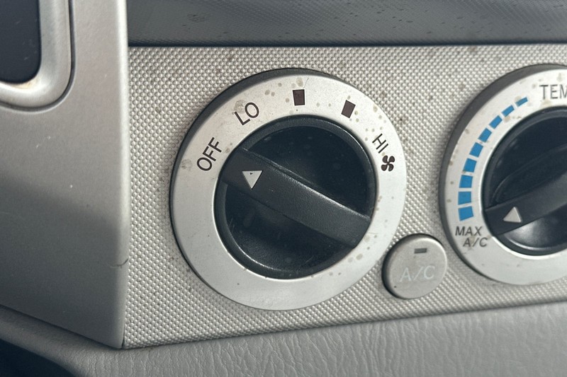 Toyota Tacoma Vehicle Full-screen Gallery Image 28