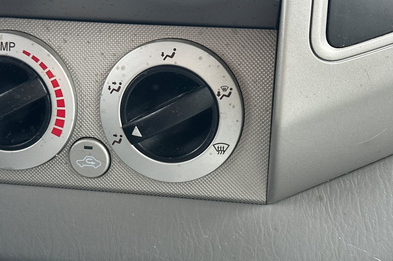 Toyota Tacoma Vehicle Full-screen Gallery Image 29