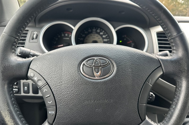 Toyota Tacoma Vehicle Full-screen Gallery Image 33