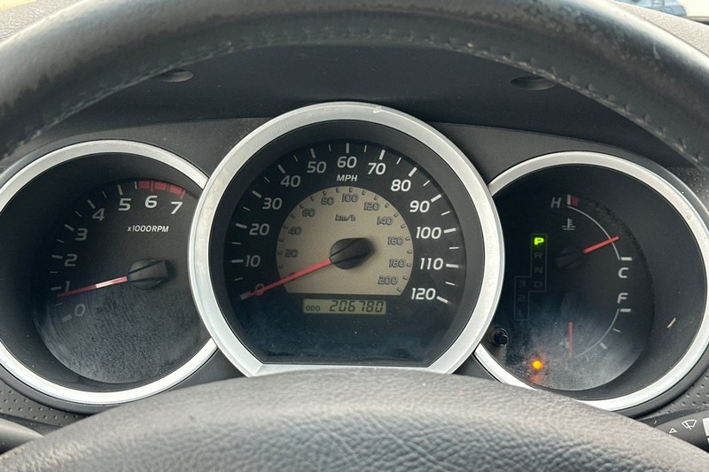 Toyota Tacoma Vehicle Full-screen Gallery Image 37