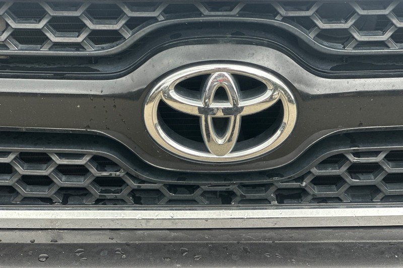 Toyota Tacoma Vehicle Full-screen Gallery Image 43