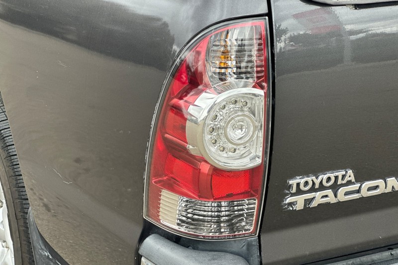 Toyota Tacoma Vehicle Full-screen Gallery Image 44
