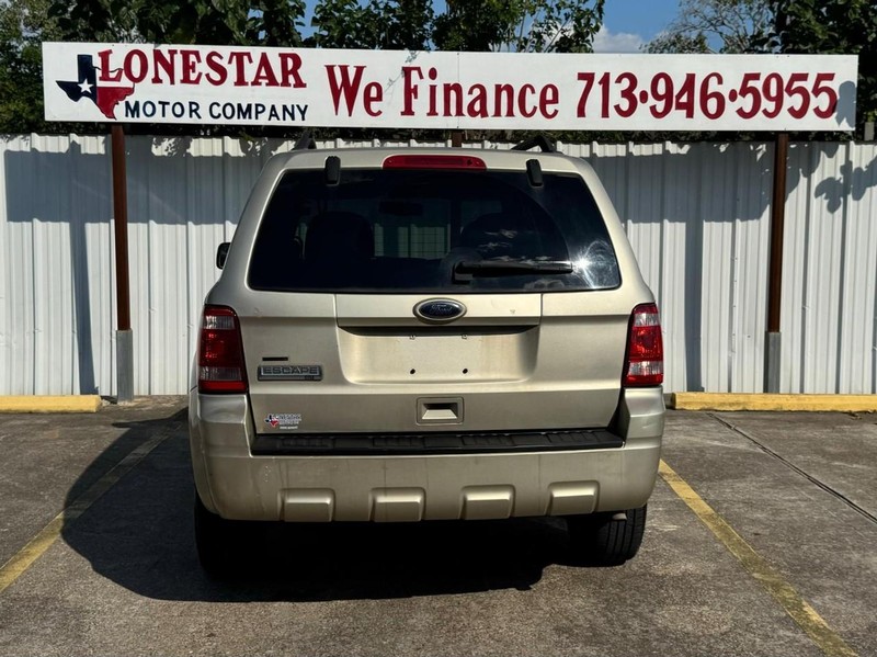 Ford Escape Vehicle Full-screen Gallery Image 04