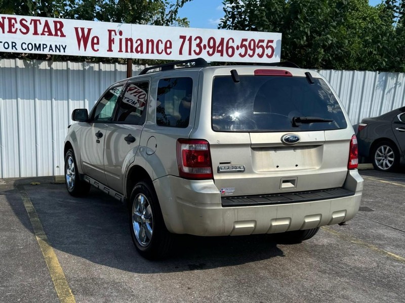 Ford Escape Vehicle Full-screen Gallery Image 05