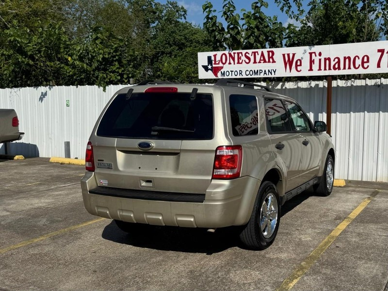 Ford Escape Vehicle Full-screen Gallery Image 06