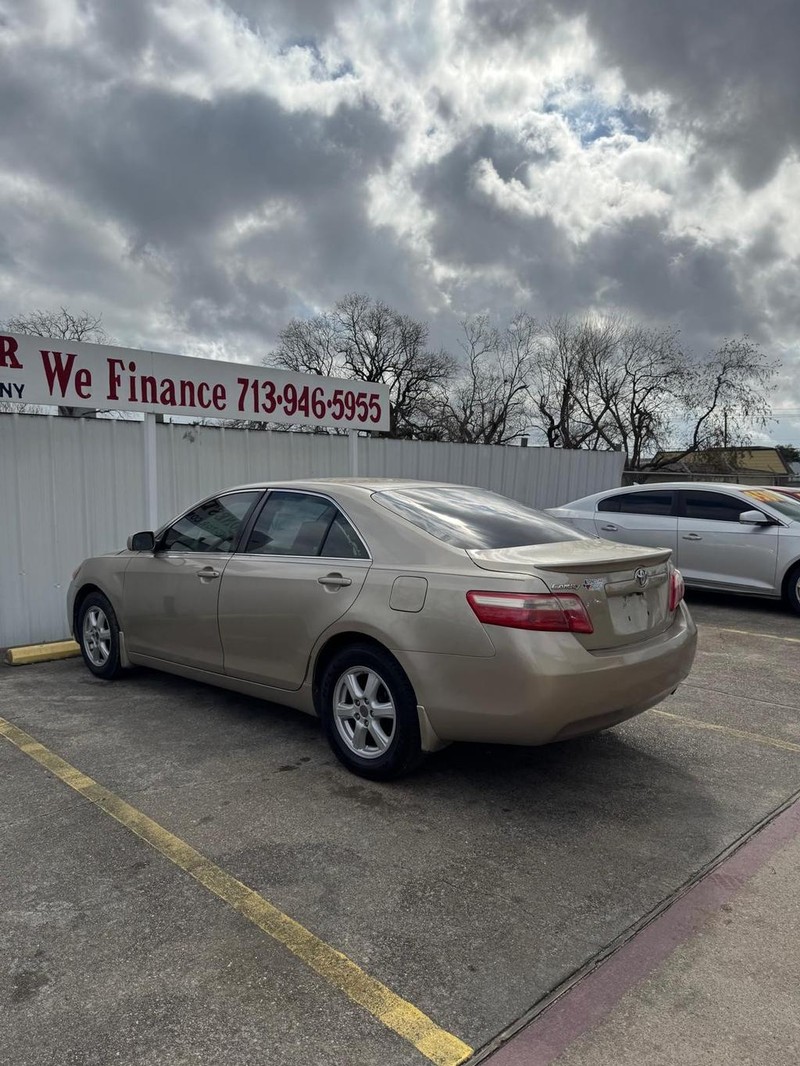 Toyota Camry Vehicle Full-screen Gallery Image 05