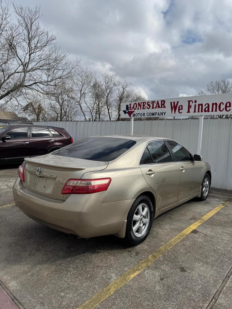 Toyota Camry Vehicle Full-screen Gallery Image 06