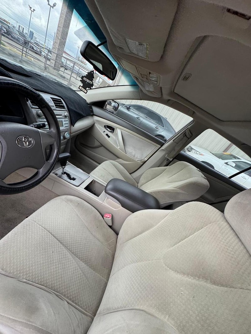 Toyota Camry Vehicle Full-screen Gallery Image 08