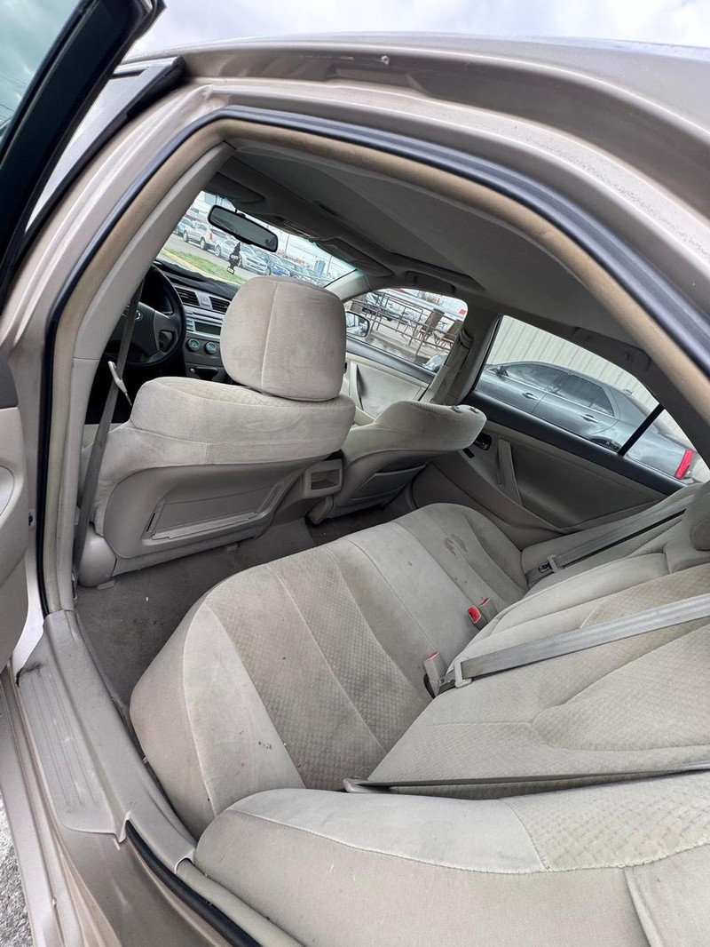 Toyota Camry Vehicle Full-screen Gallery Image 09