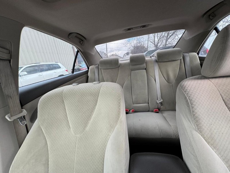 Toyota Camry Vehicle Full-screen Gallery Image 10