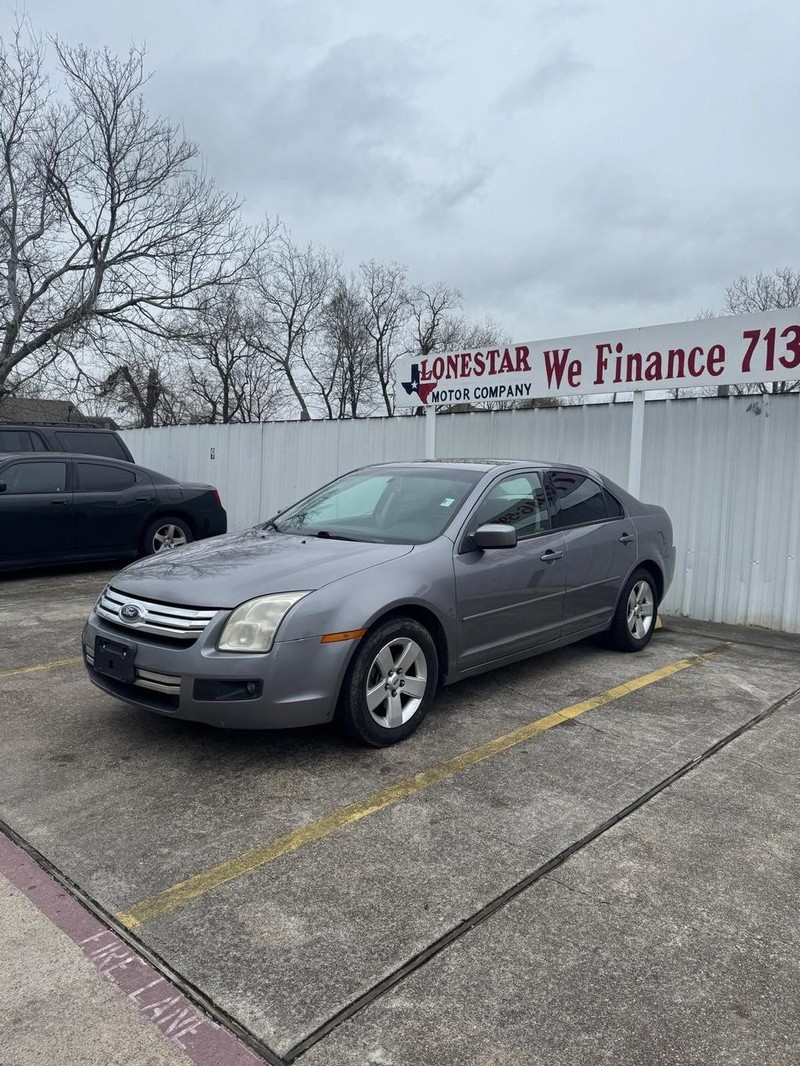 Ford Fusion Vehicle Full-screen Gallery Image 02