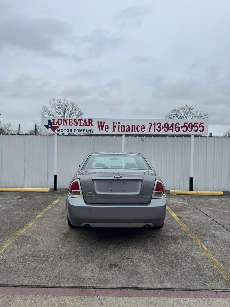 Ford Fusion Vehicle Full-screen Gallery Image 04