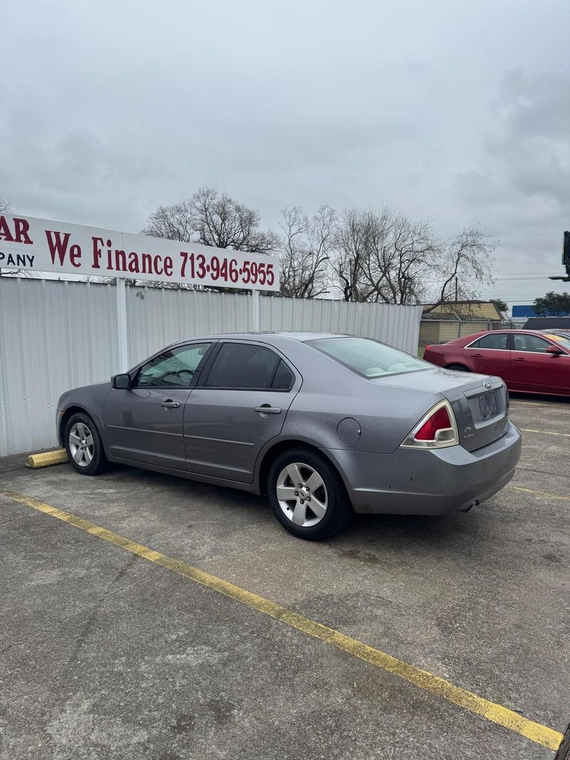 Ford Fusion Vehicle Full-screen Gallery Image 05