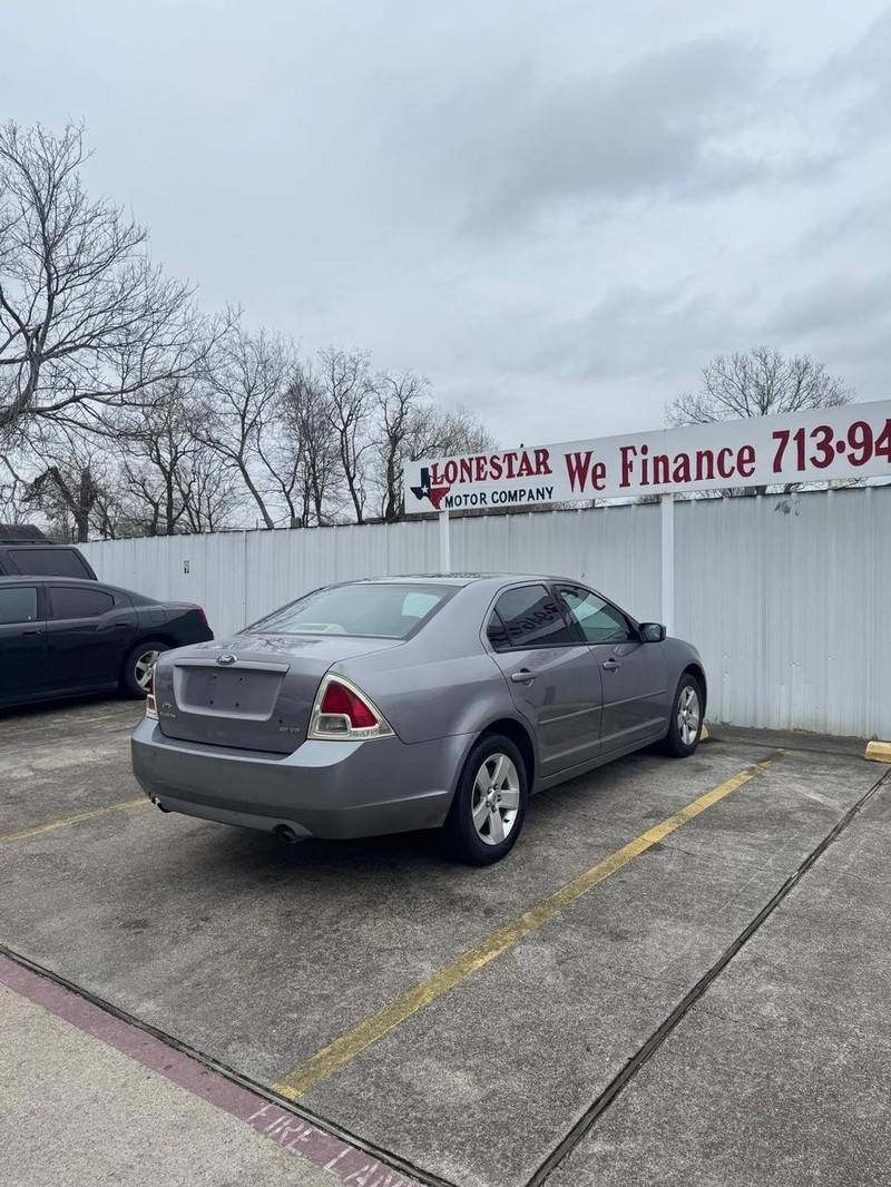 Ford Fusion Vehicle Full-screen Gallery Image 06