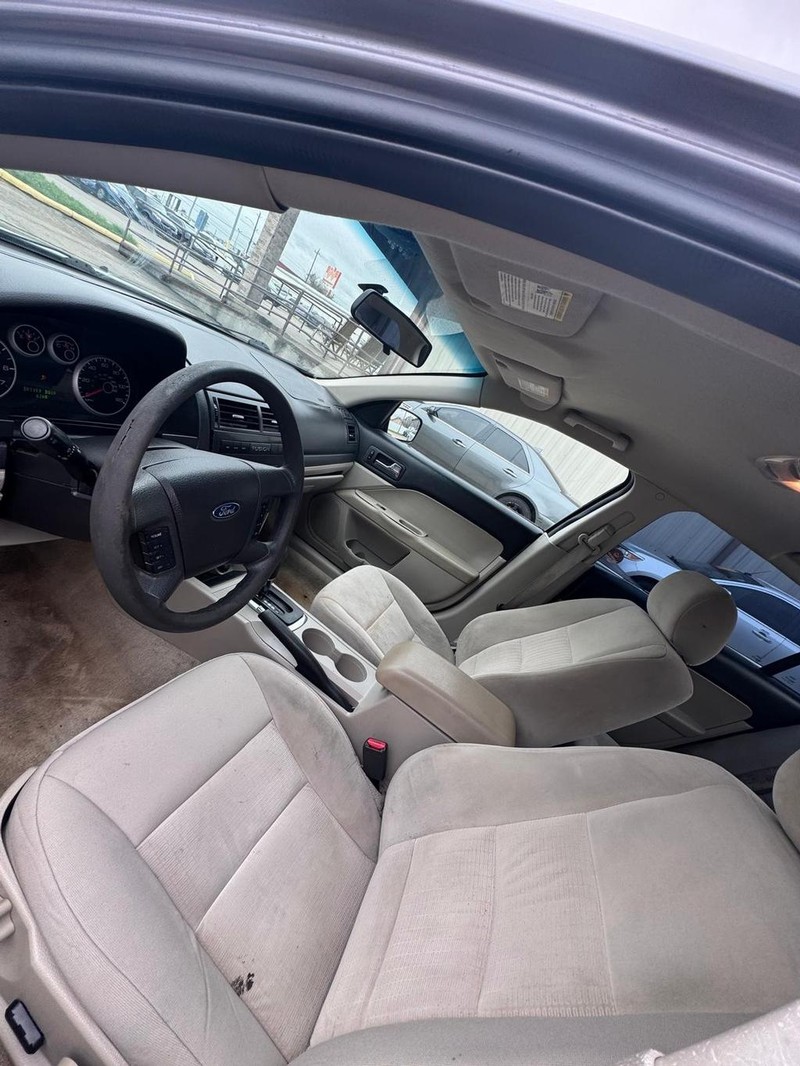 Ford Fusion Vehicle Full-screen Gallery Image 08