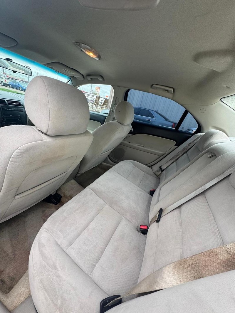 Ford Fusion Vehicle Full-screen Gallery Image 09