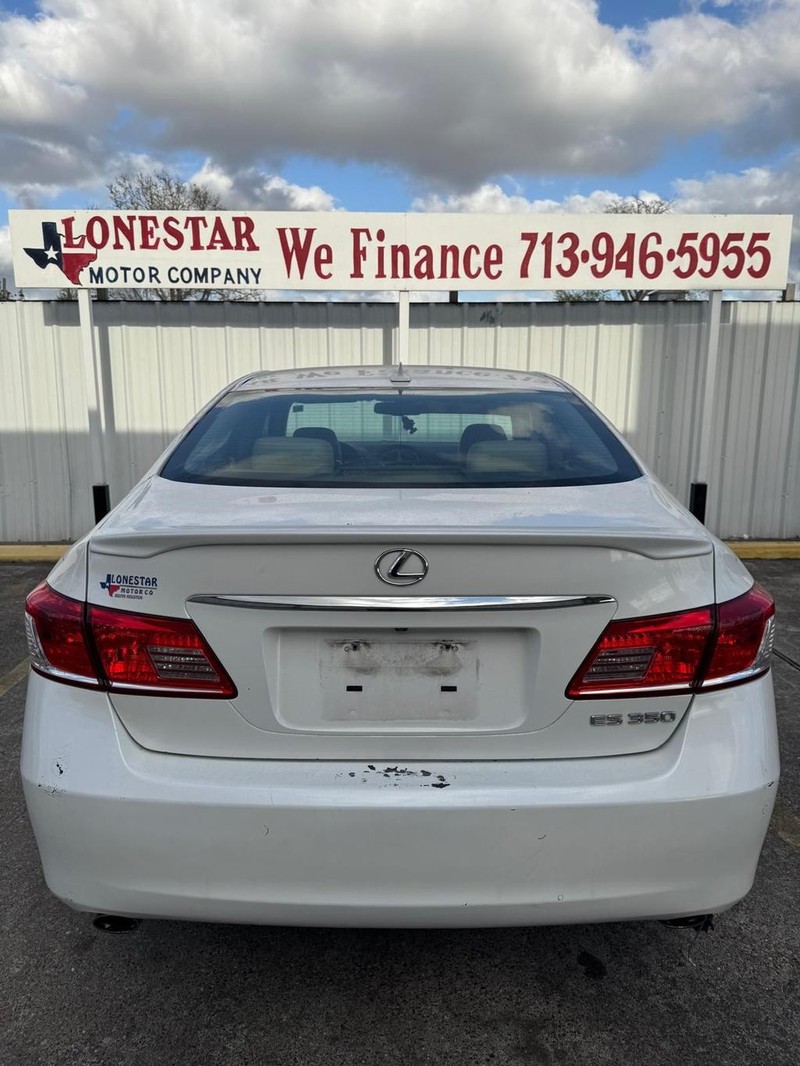 Lexus ES 350 Vehicle Full-screen Gallery Image 04