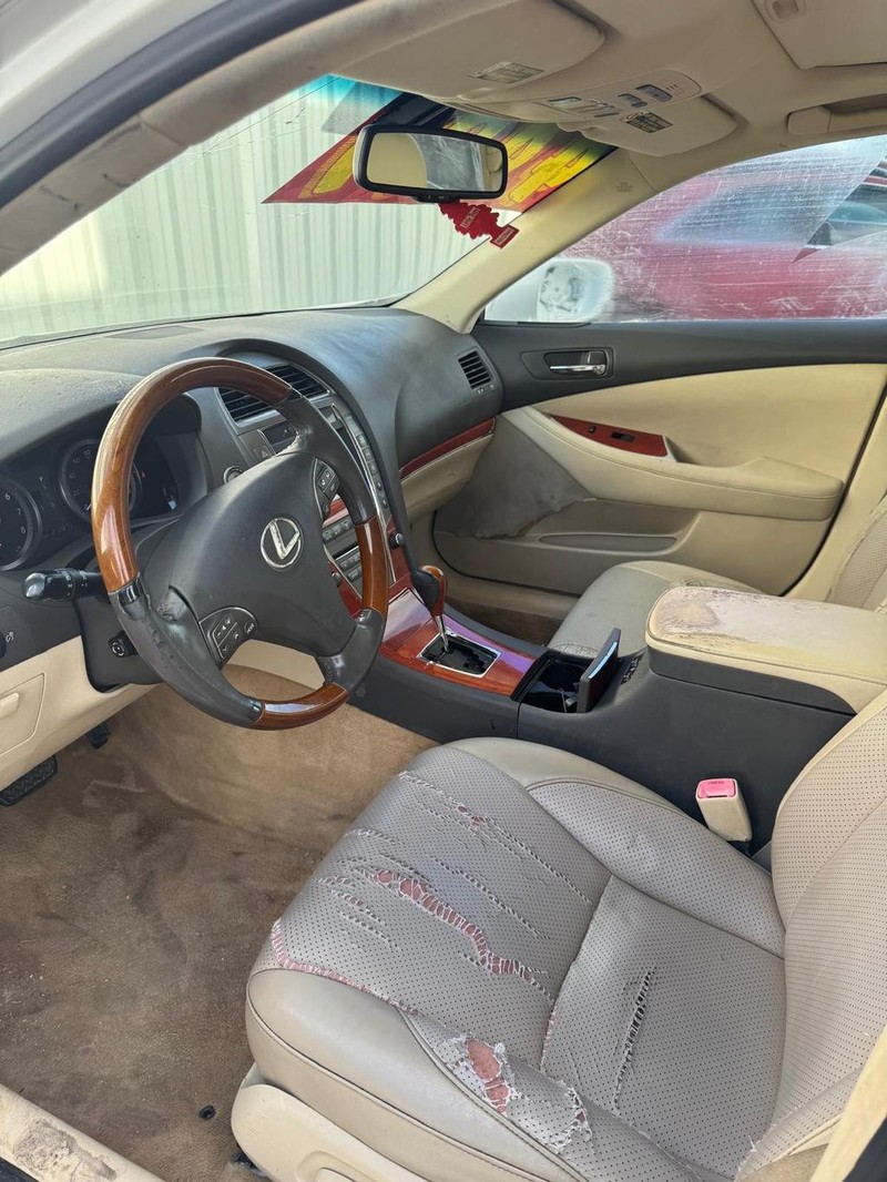 Lexus ES 350 Vehicle Full-screen Gallery Image 08