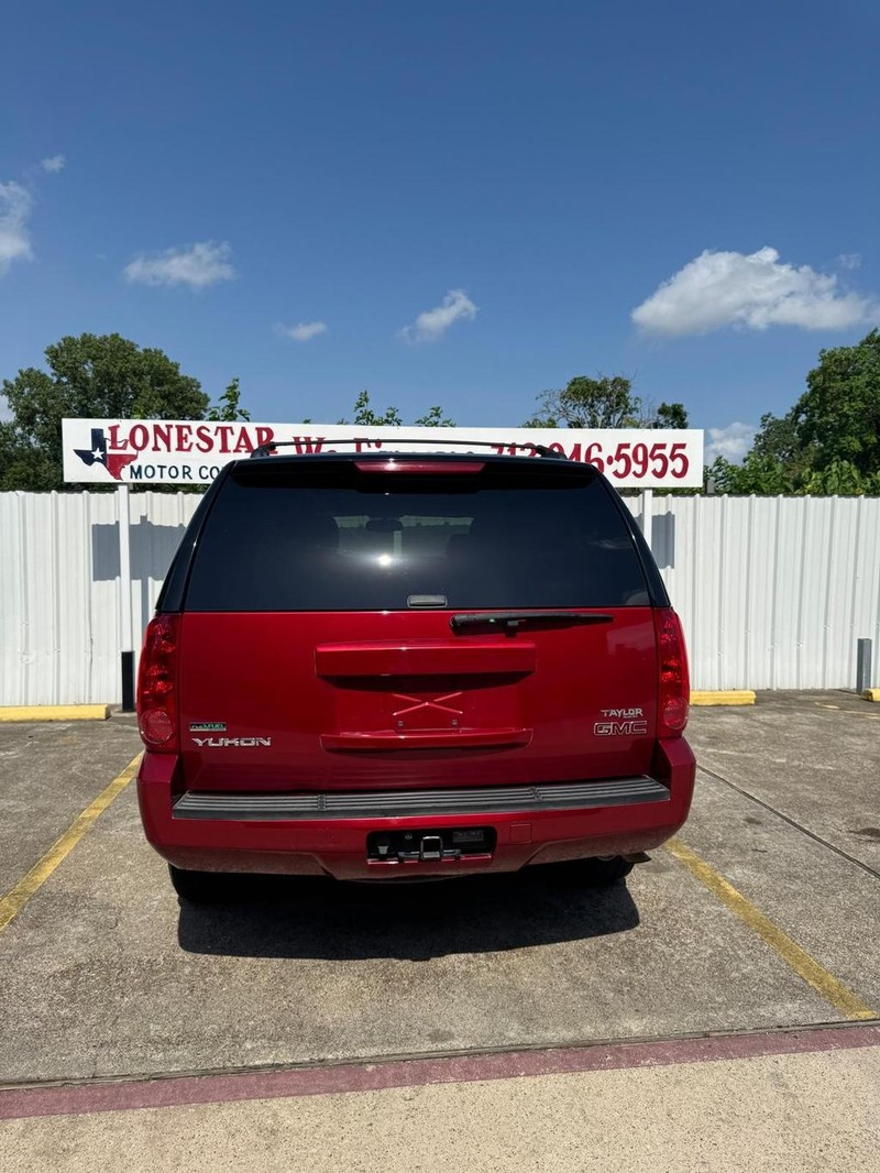 GMC Yukon Vehicle Full-screen Gallery Image 04