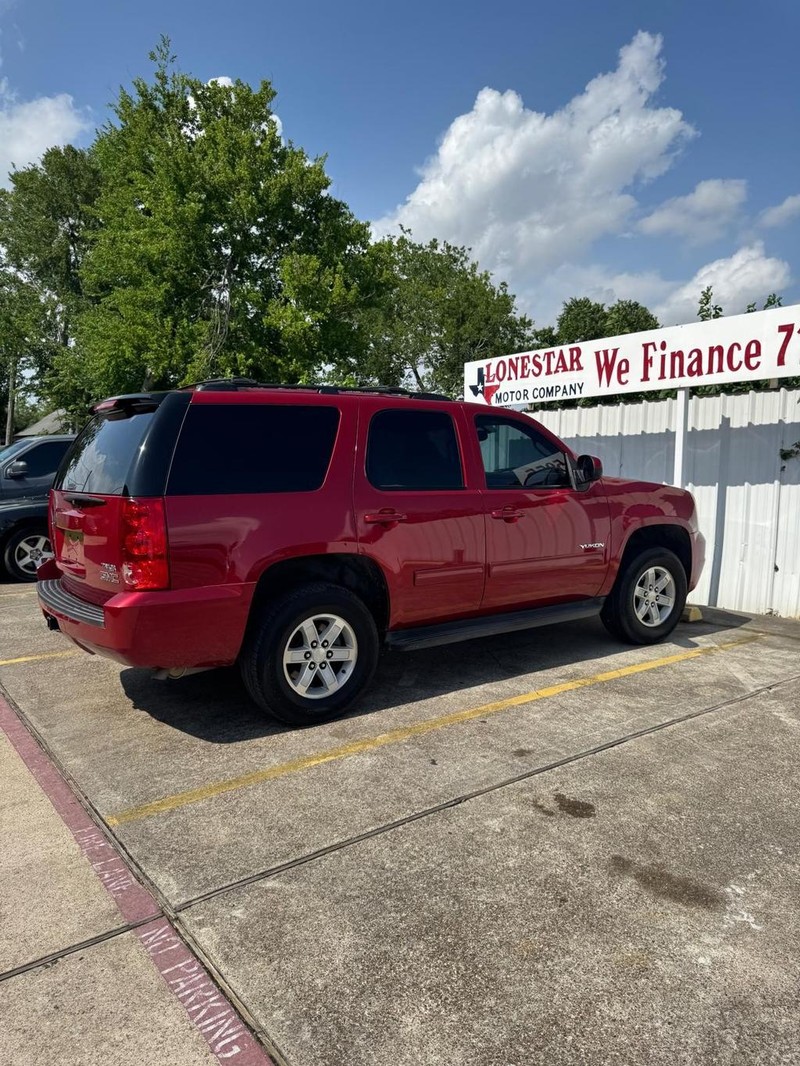 GMC Yukon Vehicle Full-screen Gallery Image 06