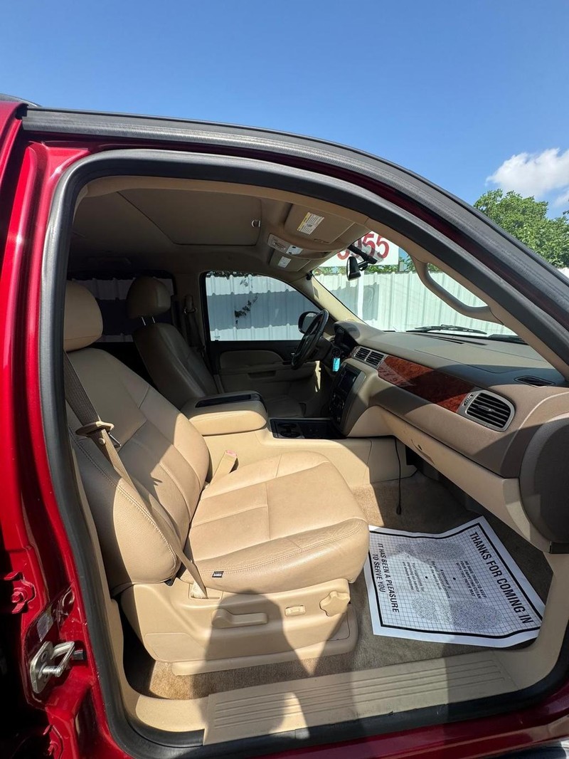 GMC Yukon Vehicle Full-screen Gallery Image 08