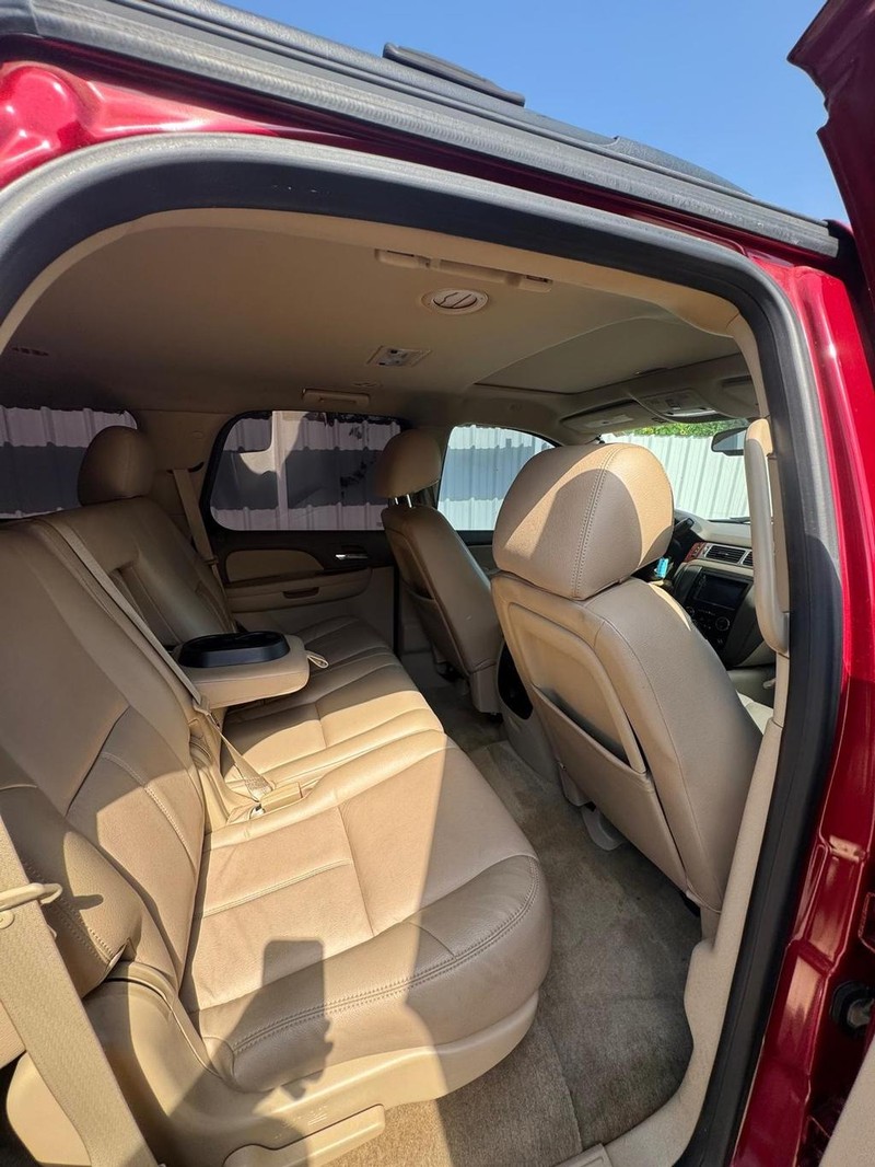 GMC Yukon Vehicle Full-screen Gallery Image 09