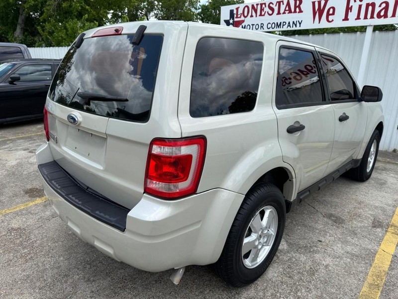 Ford Escape Vehicle Full-screen Gallery Image 05