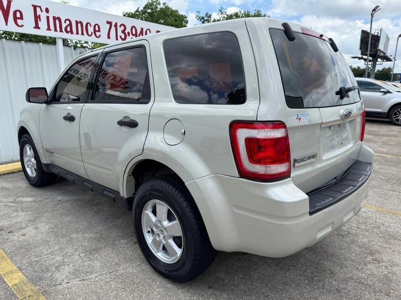 Ford Escape Vehicle Full-screen Gallery Image 06