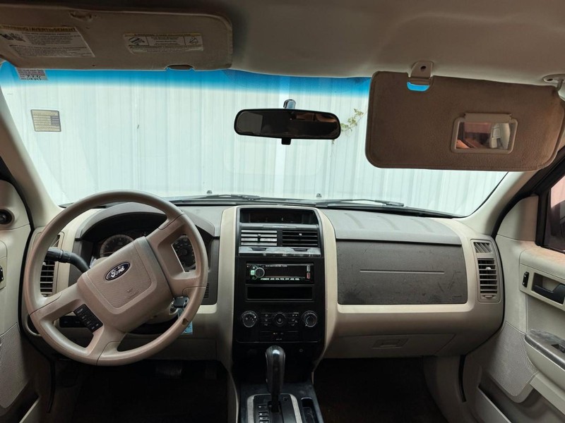 Ford Escape Vehicle Full-screen Gallery Image 09